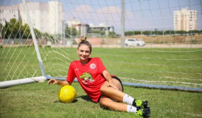 Güzellik kraliçesi futbol tutkusundan vazgeçmedi